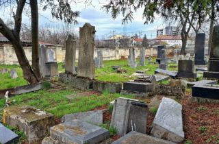 Židovský cintorín v Poprade bol roky obývaný bezdomovcami, teraz ho obnovujú (video+foto)