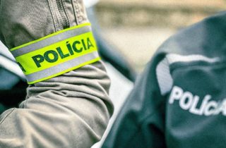 Policajti zasahujú v objekte ministerstva vnútra v Žiline, zadržali aj jedného funkcionára