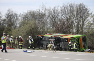 Nehoda autobusu na diaľnici A9 si vyžiadala život štyroch ľudí, šoférmi boli Čech a Slovák (foto)