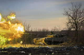 Rusi sa pokúšajú obsadiť Časiv Jar obchádzkami, ukrajinským vojakom sa zatiaľ darí mesto brániť