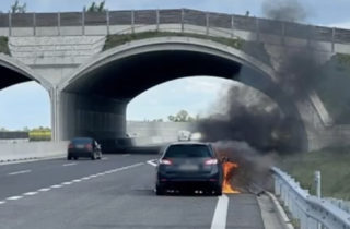 Na rýchlostnej ceste R7 horí auto. Na mieste zasahujú hasiči a záchranári (video)
