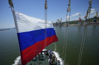 Ukrajinci zasiahli v Sevastopoli loď Kommuna, ktorá slúži ruskému námorníctvu od roku 1915