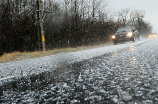 Západ Česka zasiahlo husté sneženie a spôsobilo kalamitu, počasie narobilo problémy v doprave