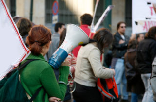 Propalestínske protesty na univerzitách neutíchajú. Došlo k stovkám zatknutí aj zraneniam zasahujúcich policajtov