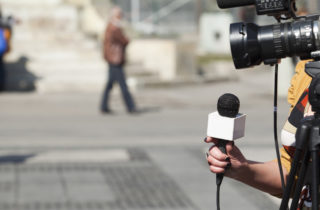 Sloboda médií je vo viacerých krajinách Únie „nebezpečne blízko bodu zlomu“, nádej predstavuje nová legislatíva