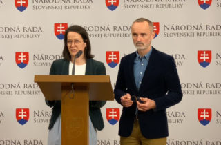 Vláda poskytuje útočisko členovi proruskej platformy, podľa progresívcov unáša Slovensko na východ (video)