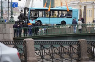 V Petrohrade sa z mosta do rieky zrútil autobus, pri nehode zomreli najmenej traja ľudia (video+foto)