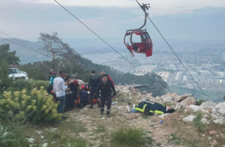 V Turecku zahynula jedna osoba po páde kabínky z lanovky, záchranári museli vyslobodiť desiatky ľudí (video+foto)