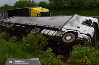 Na diaľnici v smere do Bratislavy sa prevrátil kamión (foto)