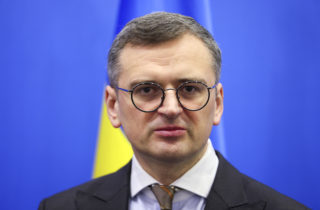 Ukrajinským mužom v odvodovom veku žijúcim v zahraničí pozastavili konzulárne služby, potvrdil Kuleba