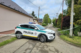 Slovná hádka v Dlhej nad Váhom sa skončila vraždou, podozrivého muža zadržala polícia