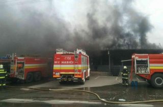 Hasiči zasahujú pri požiari v Čani, plamene zasiahli firmu na spracovanie plastov