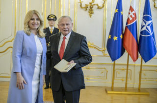 Prezidentka Čaputová ocenila 28 osobností, ktoré sa zaslúžili o vstup Slovenska do EÚ a NATO (foto)