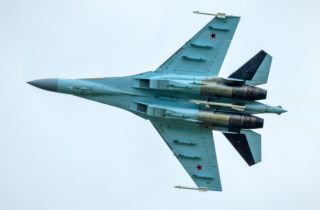 Po ukrajinskom útoku dronmi na vojenské letisko, budú musieť Rusi rozptýliť svoje lietadlá, predpokladajú Briti