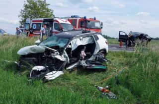 Dve autá sa čelne zrazili neďaleko obce Vieska, tragickú nehodu neprežil vodič Audi (foto)