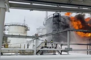 Úrok dronmi Ukrajinskej bezpečnostnej služby spôsobil v Rusku požiar ropného skladu a rozvodne elektriny