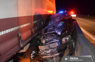 Vodič kamióna narazil do vozidla NDS a zdemoloval aj ďalšie auto, výška škody presiahla 150-tisíc eur (foto)
