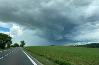 Českí meteorológovia varujú pred vznikom tornád, krajinu môžu opäť potrápiť silné búrky